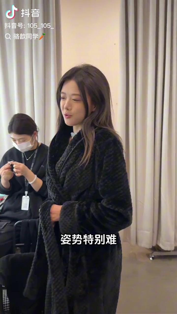 你真拍呀！主持骆歆拍性感写真：大方上身黑丝+紧身毛衣 高跟鞋衬托完美腿型