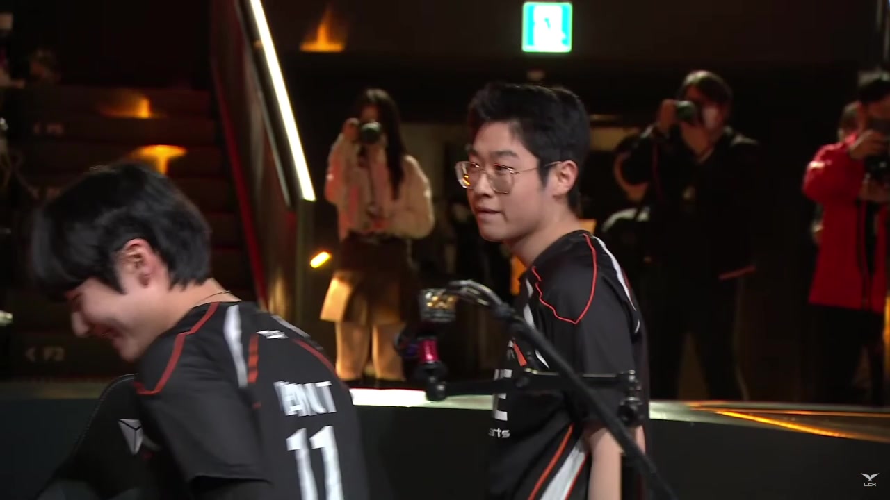 赛后Zeus意气风发碰拳老队友！Oner满面笑容 Guma赛后手插兜安慰多兰