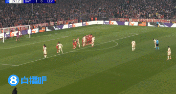 凯恩和基米希投诉阿德利禁区手球，奥利弗听了耳机后没有判