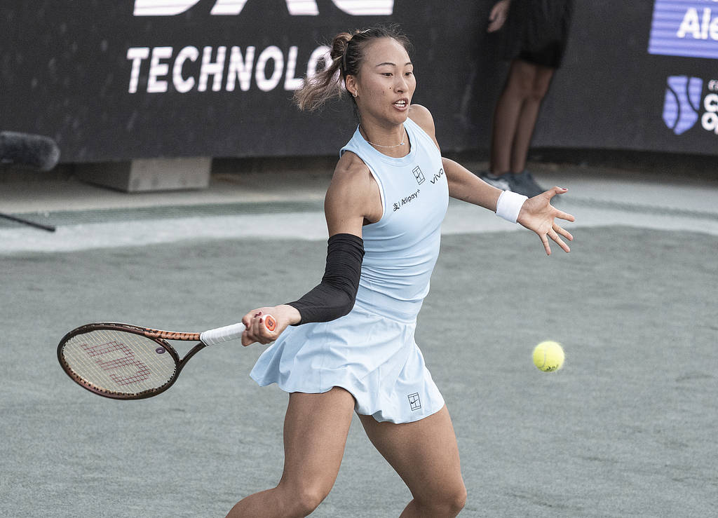 郑钦文带伤作战0-2亚历山德罗娃无缘四强 生涯3次交手全败