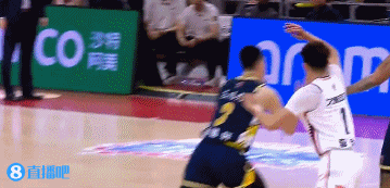 外援对飙！洛夫顿强攻得手 吉伦沃特进三分后威尔逊飙中压哨三分