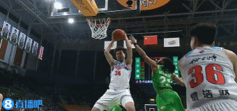这大肘子👀艾孜买提篮下一肘打到奥利弗肚子上篮打进