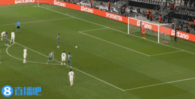 危险！法兰克福守门员出击重重撞倒麦迪逊，索兰克点射破门