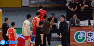 希望没事啊！奈特防守米奇时摔倒疑似扭伤膝盖 已返回更衣室