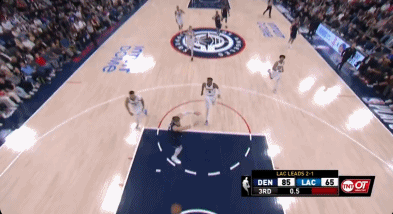 小阿德尔曼：这样显得我很呆😂！约基奇示意换人 教练赶紧照做~