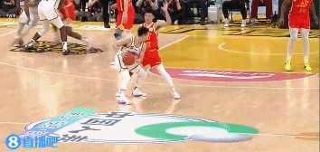 不太妙！孙铭徽防守赵继伟吃到个人第4犯 次节还剩8分钟被换下