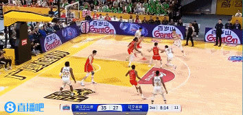 不太妙！孙铭徽防守赵继伟吃到个人第4犯 次节还剩8分钟被换下