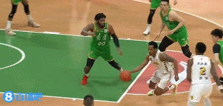 转瞬即逝！小巴里-布朗封盖后反击上篮&奈特三分再进 广厦追到4分