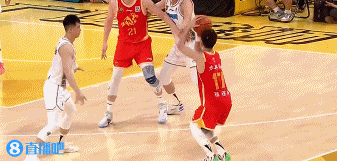 😏遛着弯就把三分进了！孙铭徽发球进场接回传直接远投命中