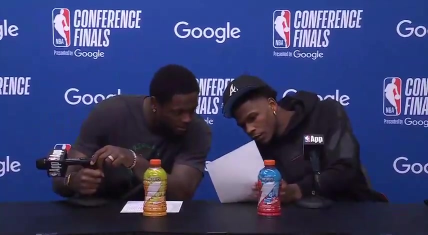 这是在笑谁😂？爱德华兹&兰德尔赛后看到技术统计都绷不住了...