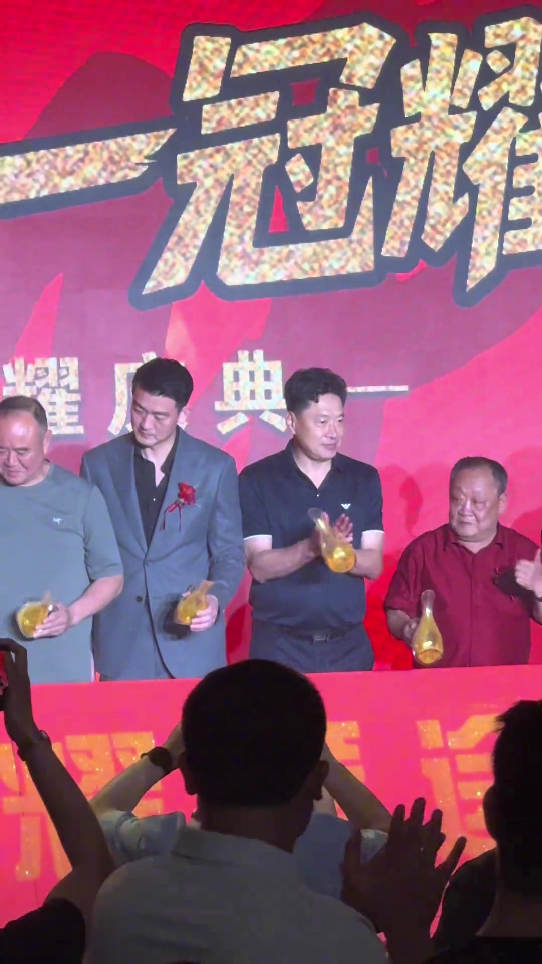 久违了~🥂前主帅李春江现身广厦首冠庆功宴 端起酒杯直接一口闷