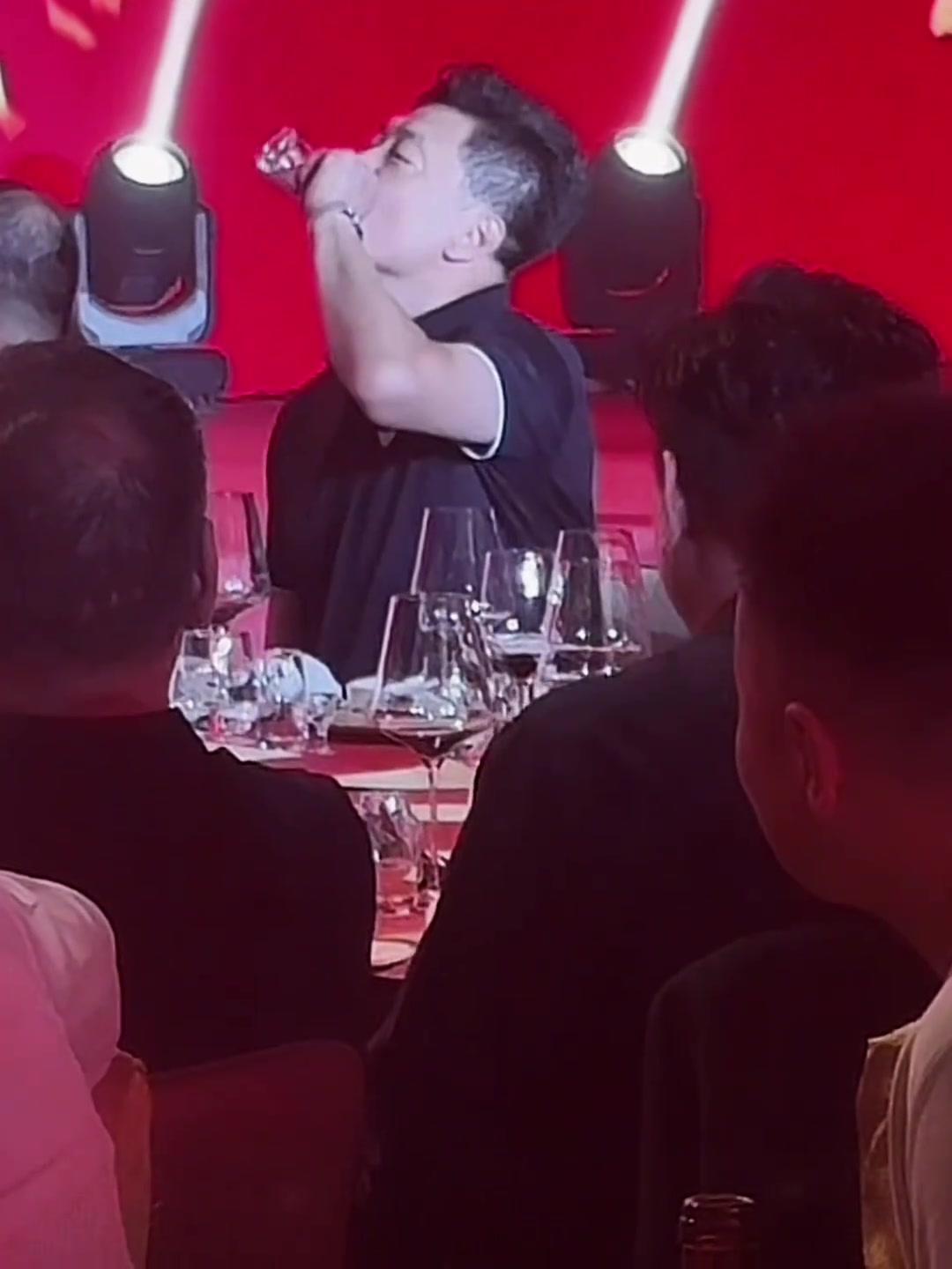 久违了~🥂前主帅李春江现身广厦首冠庆功宴 端起酒杯直接一口闷