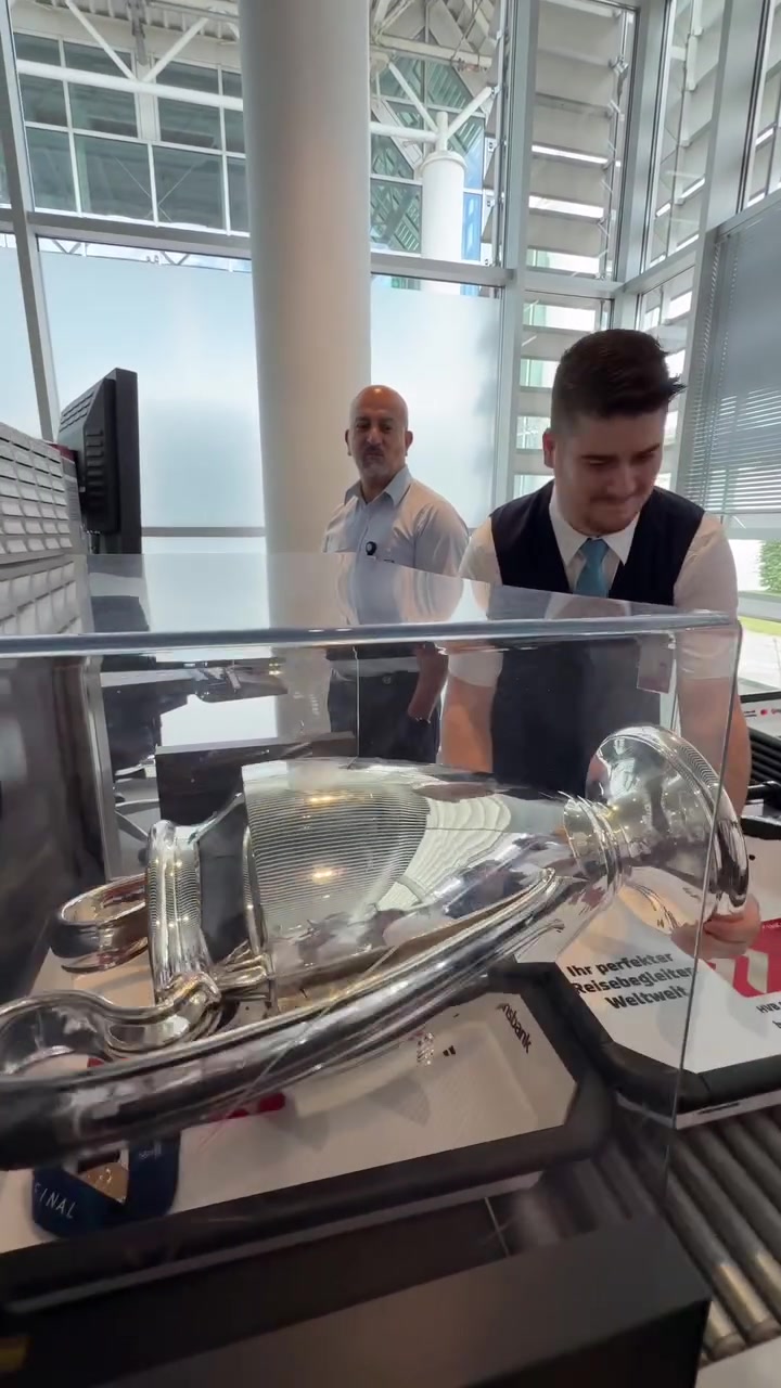 大耳朵杯也要例行安检！巴黎社媒调侃：这是我们额外随身行李🏆