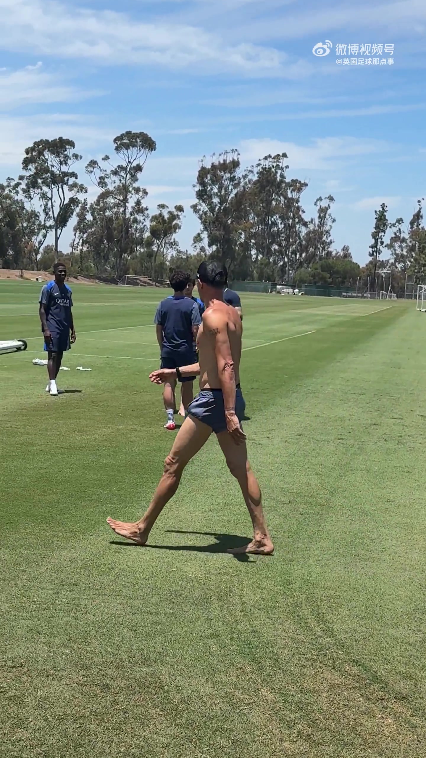 55岁身材相当棒🦶巴黎主教练恩里克训练场赤脚在草地上行走